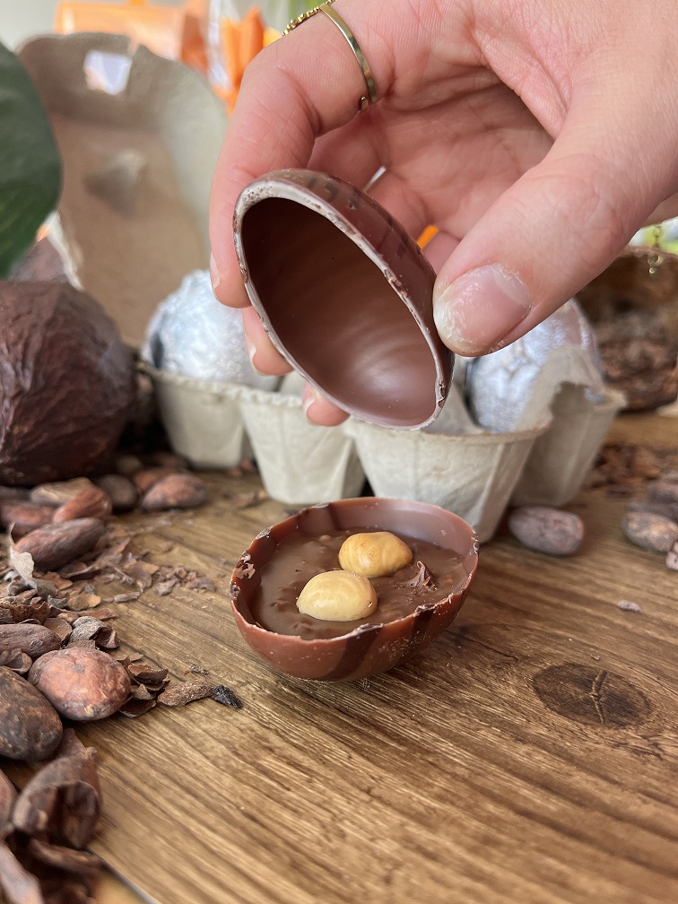 Ouverture d'un de nos chocolat fourré pour Pâques. Chocolat fabriqué 100% depuis la fève de cacao